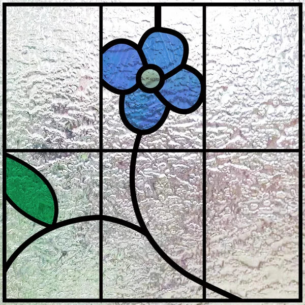 Fönsterfilm med blå blomma i geometriskt mönster